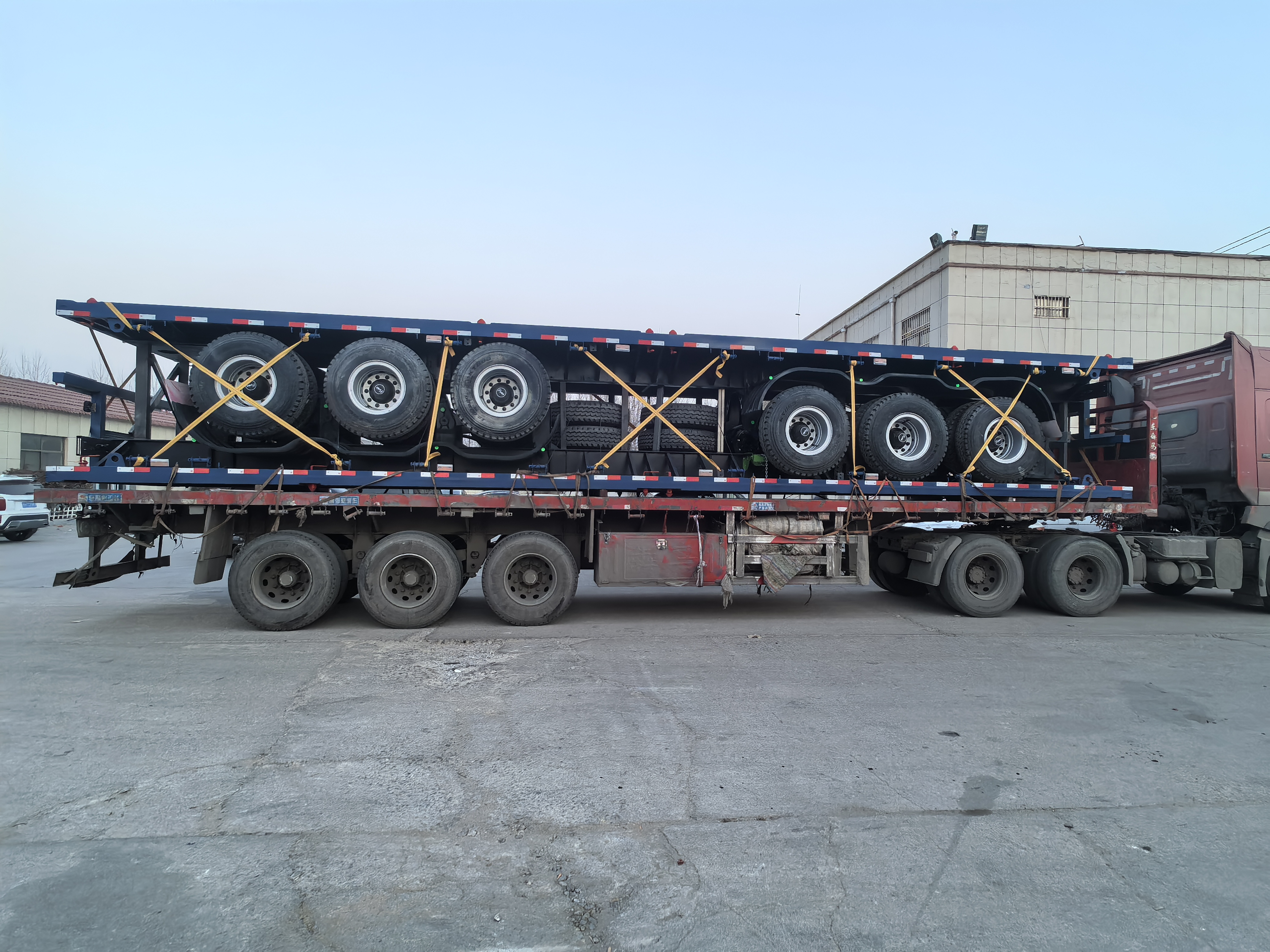 To enheter 3 aksel flatbed semitrailer vil bli sendt til Algerie