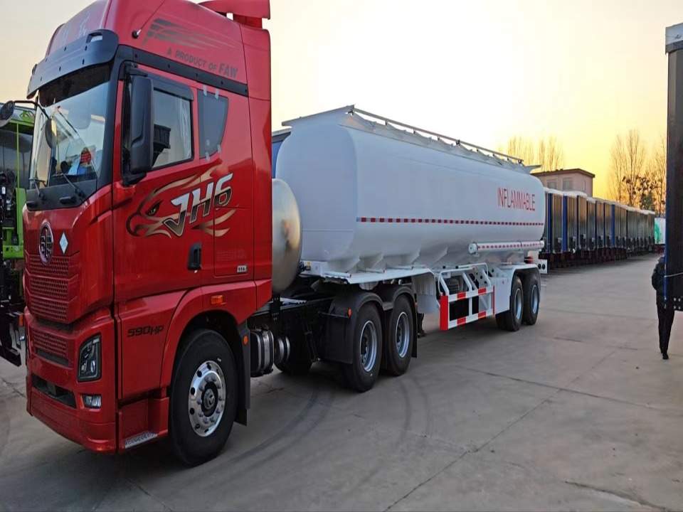 Semi-tilhengeren med 40 000 liter oljetank vil bli sendt til Guinea.