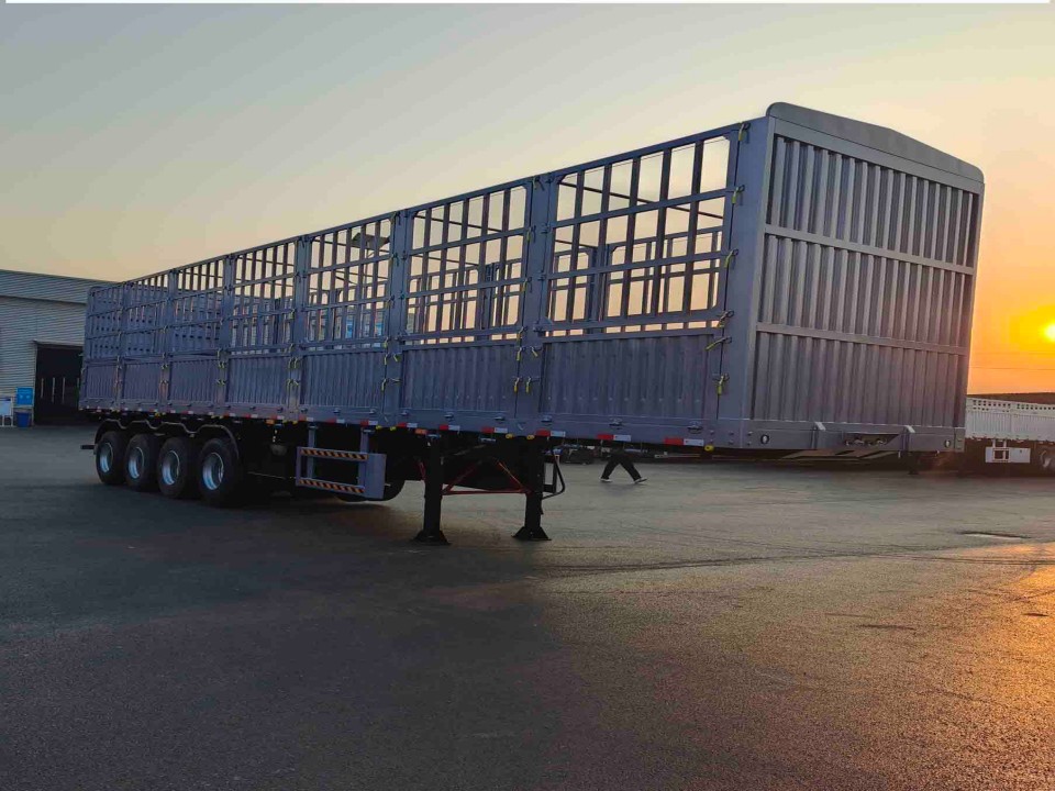 Derun 4 Axle Fence Cargo Semi Trailer er i ferd med å reise til Vest -Afrika