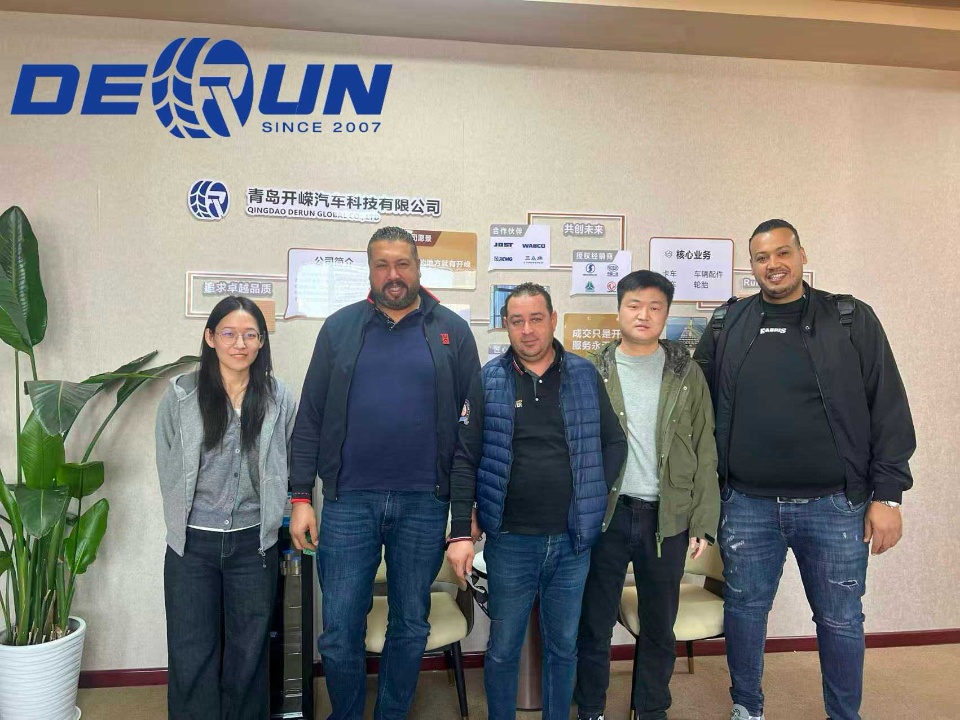 Algerie-kunde besøkte Shandong Derun-kjøretøyet Algerie-kunde besøkte Shandong Derun-kjøretøyet
