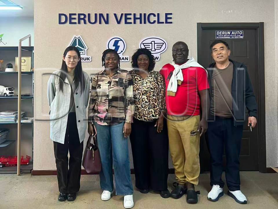 Kunder fra Gabon besøkte Derun Auto og kjøpte fem lastebiler