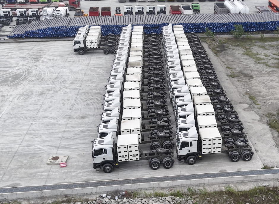 Konsekvent leveringstjeneste tjener ytterligere anerkjennelse! 40 Sinotruk TX 6x4 CNG-traktorbiler ble sendt til Nigeria.